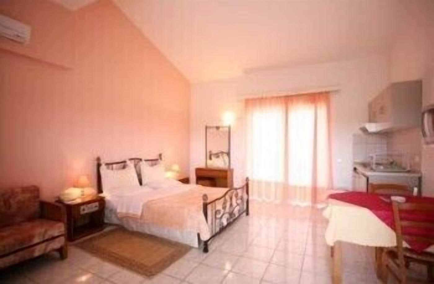 Hotel Oasis Kyparissia Exterior photo