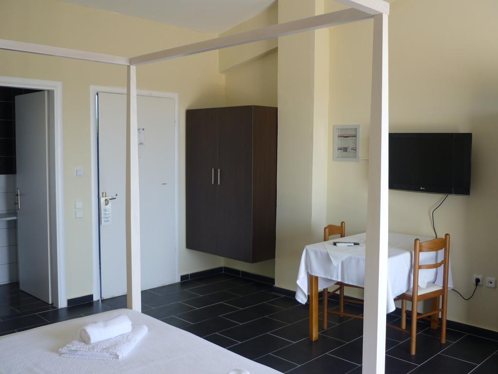 Hotel Oasis Kyparissia Exterior photo