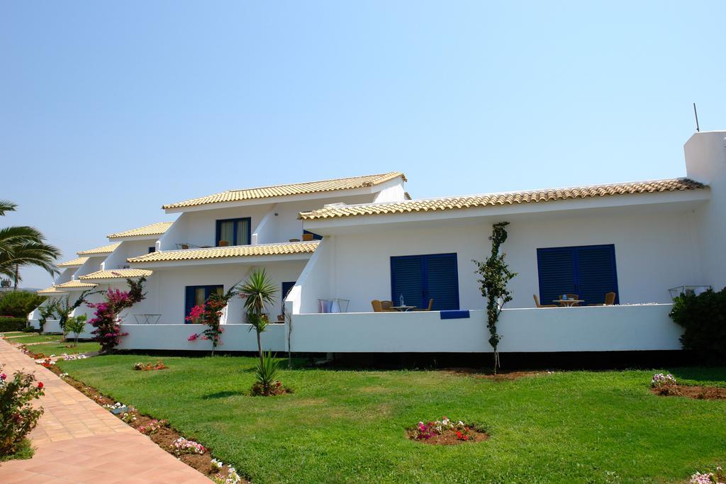 Hotel Oasis Kyparissia Exterior photo