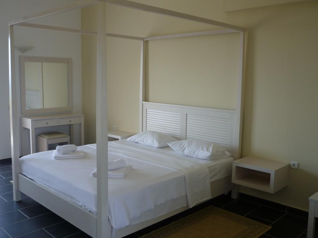Hotel Oasis Kyparissia Exterior photo