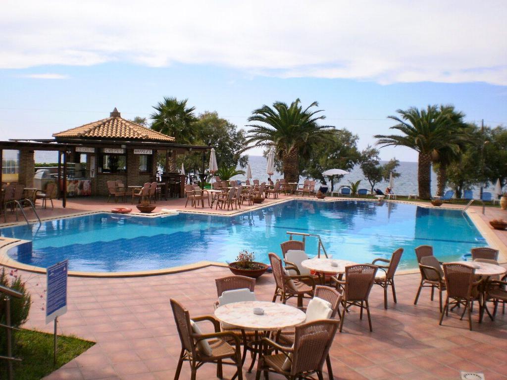 Hotel Oasis Kyparissia Exterior photo